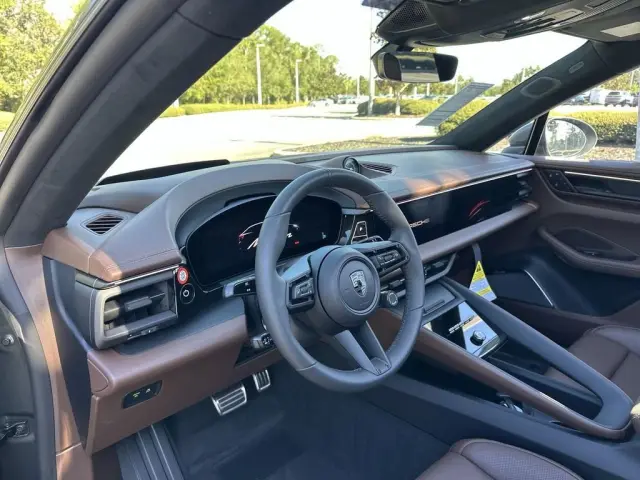 2025 Porsche Macan Turbo Electric - Photo 30