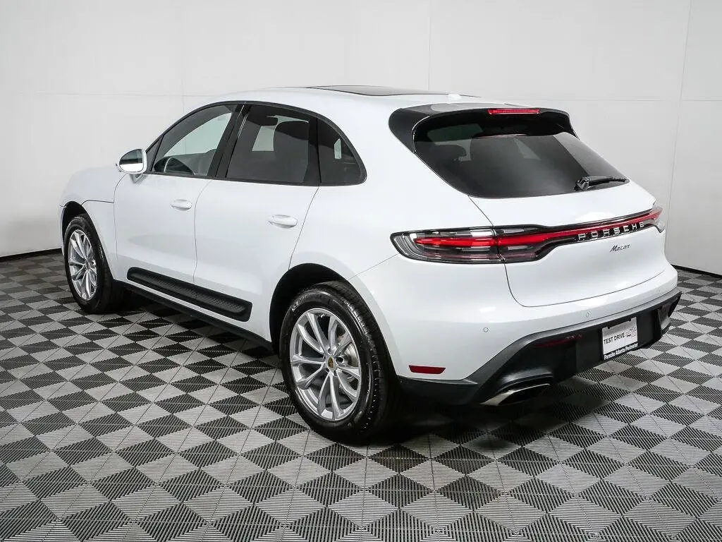 2026 Porsche Macan T - Photo 24