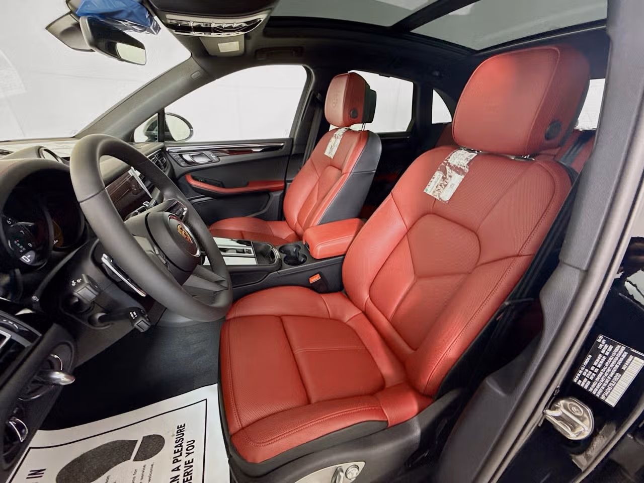 2025 Porsche Macan - Photo 36