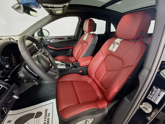 2025 Porsche Macan - Photo 38