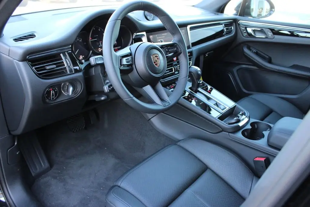 2025 Porsche Macan - Photo 24