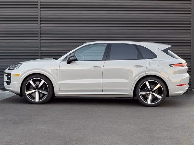 2025 Porsche Cayenne Turbo E-Hybrid - Photo 12