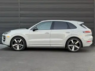 2025 Porsche Cayenne Turbo E-Hybrid - Photo 13