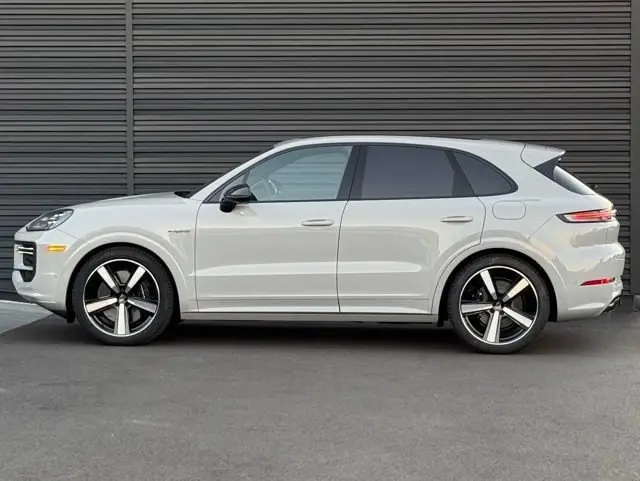 2025 Porsche Cayenne Turbo E-Hybrid - Photo 14
