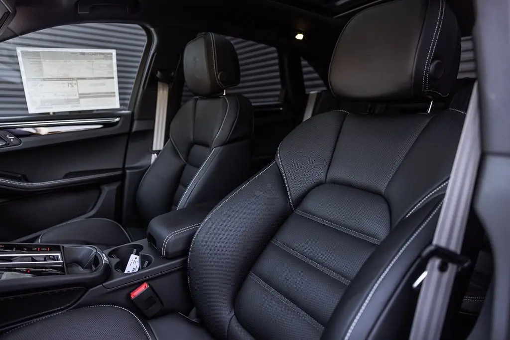 2025 Porsche Macan T - Photo 40