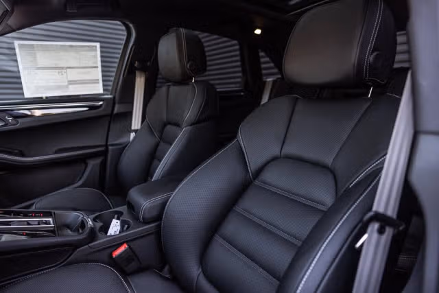 2025 Porsche Macan T - Photo 34