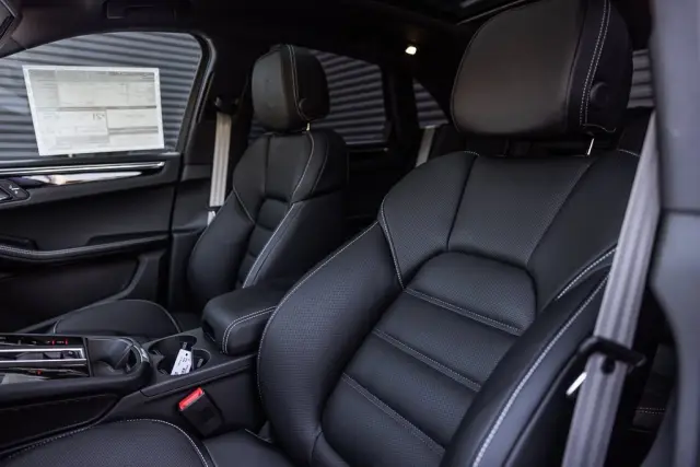 2025 Porsche Macan T - Photo 38