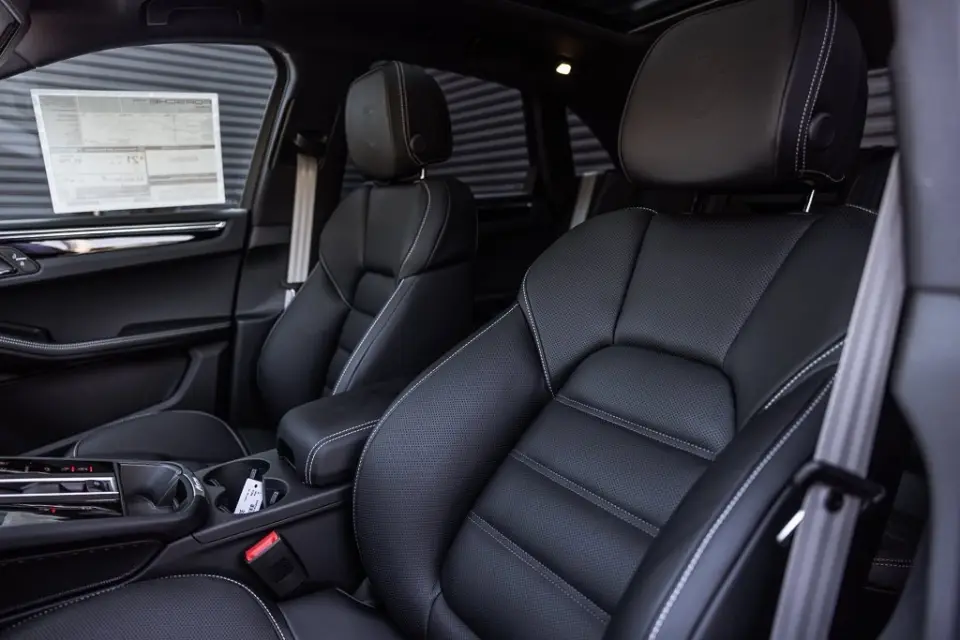 2025 Porsche Macan T - Photo 39