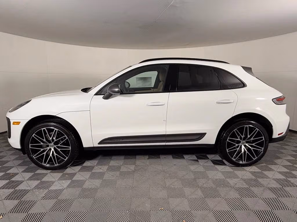 2026 Porsche Macan T - Photo 12