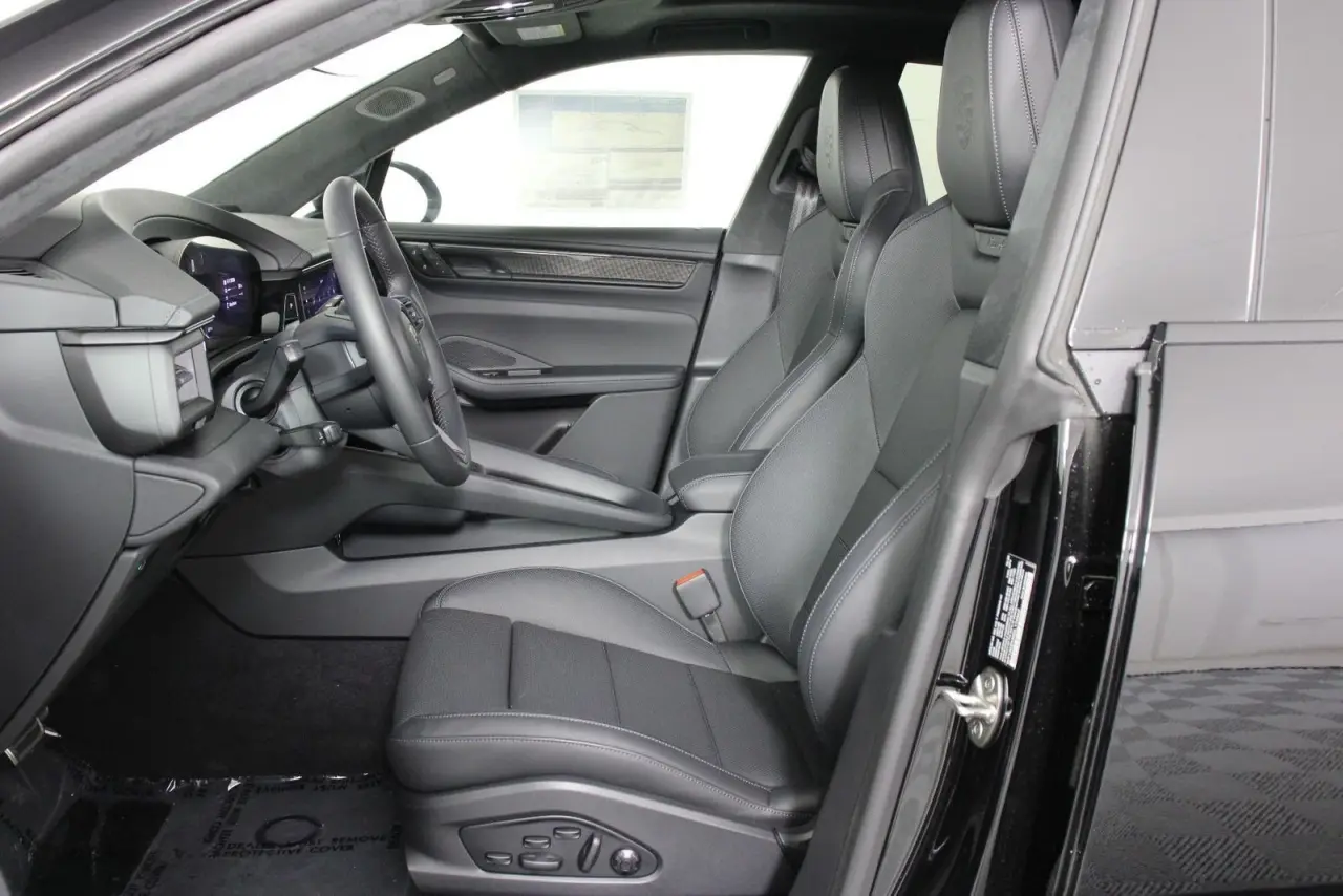 2025 Porsche Macan Turbo Electric - Photo 40