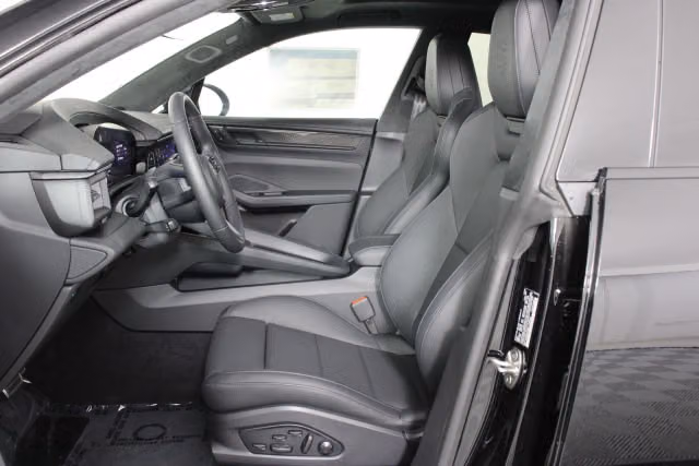 2025 Porsche Macan Turbo Electric - Photo 34