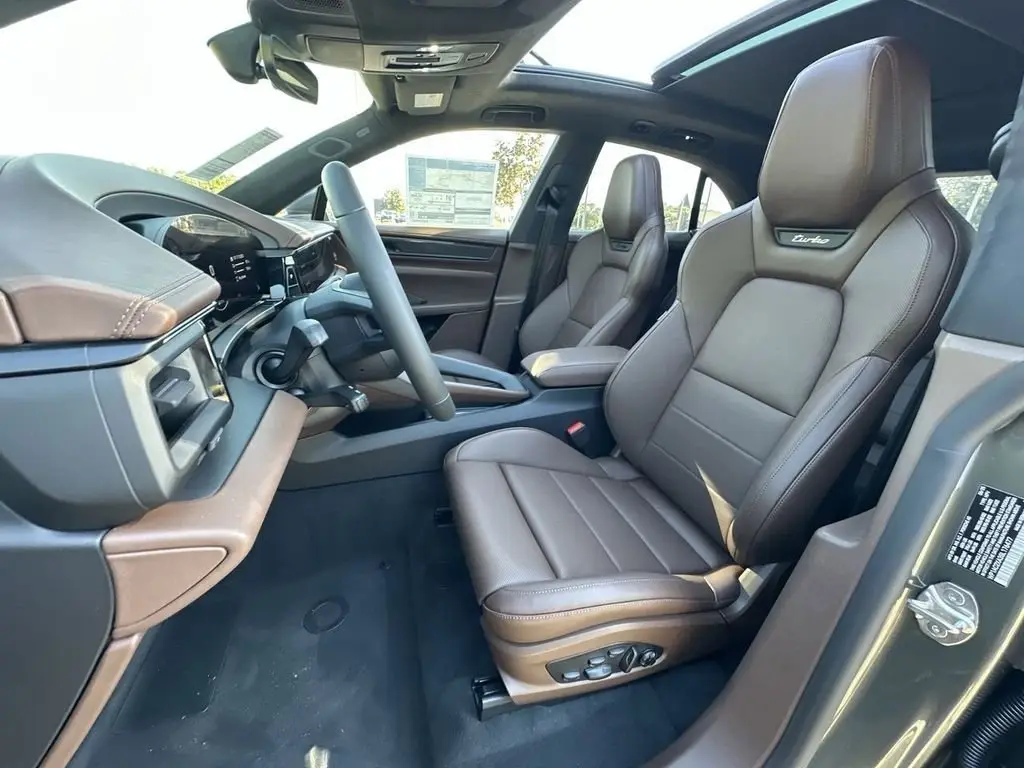 2025 Porsche Macan Turbo Electric - Photo 40