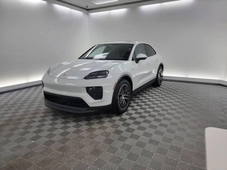 2025 Porsche Macan Base