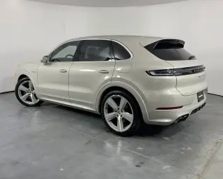 2024 Porsche Cayenne Turbo E-Hybrid - Photo 21