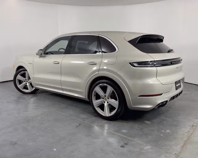 2024 Porsche Cayenne Turbo E-Hybrid - Photo 18