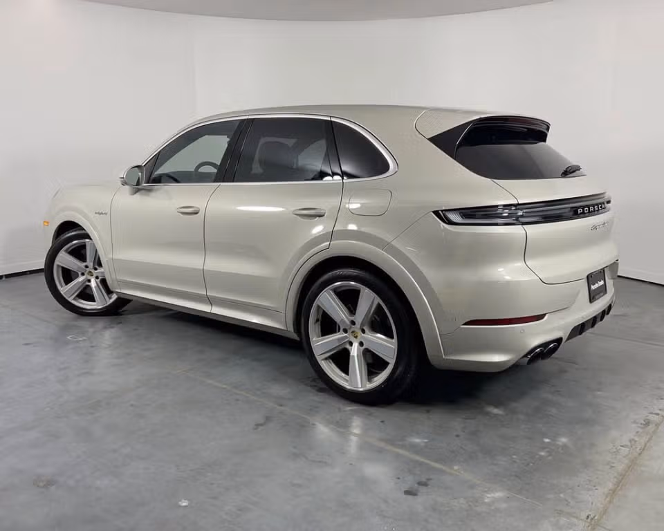2024 Porsche Cayenne Turbo E-Hybrid - Photo 19