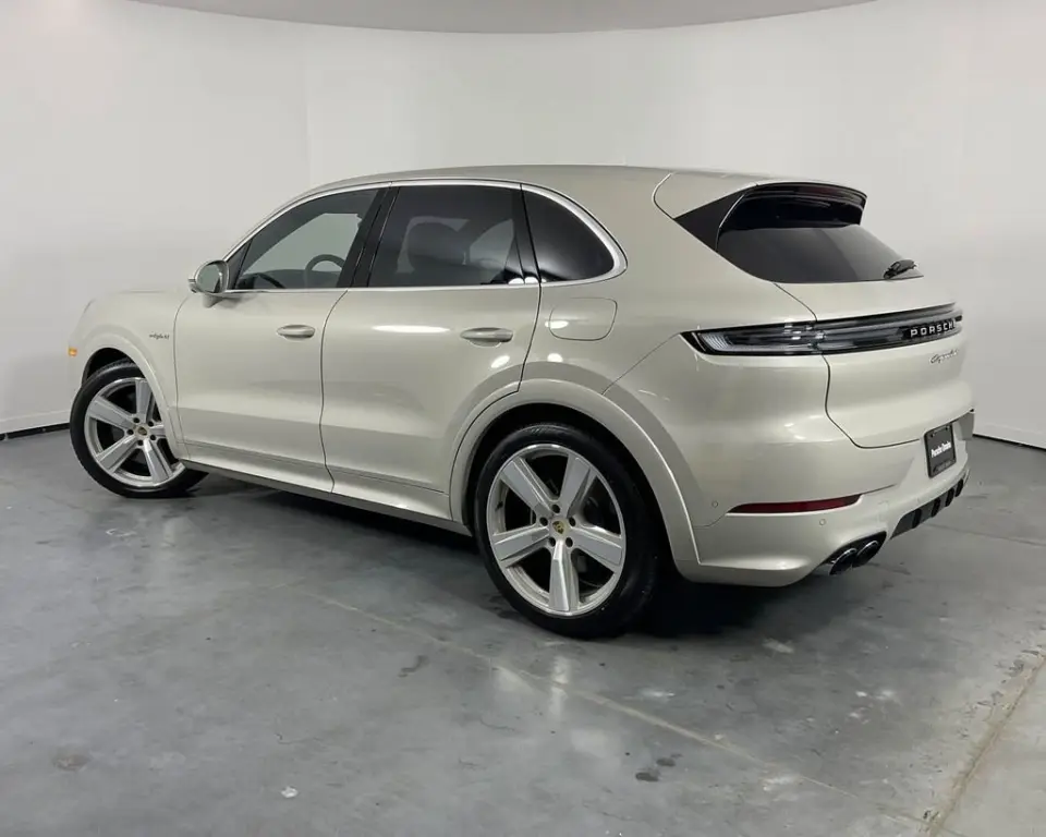 2024 Porsche Cayenne Turbo E-Hybrid - Photo 23
