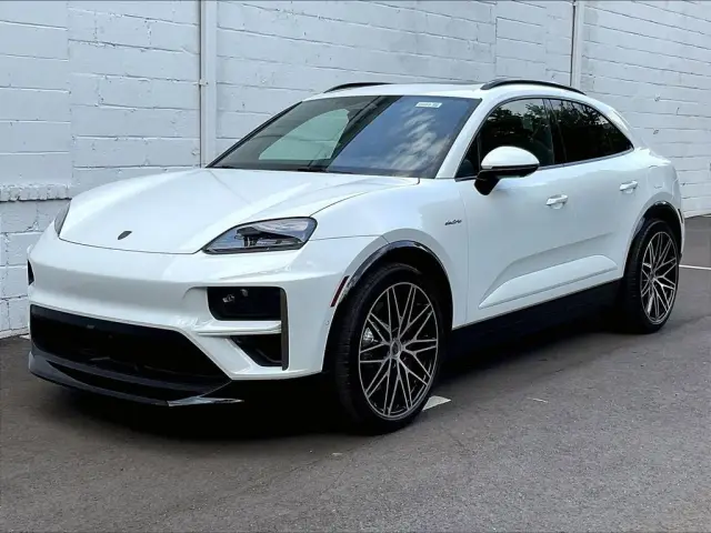 2025 Porsche Macan Turbo Electric - Photo 6