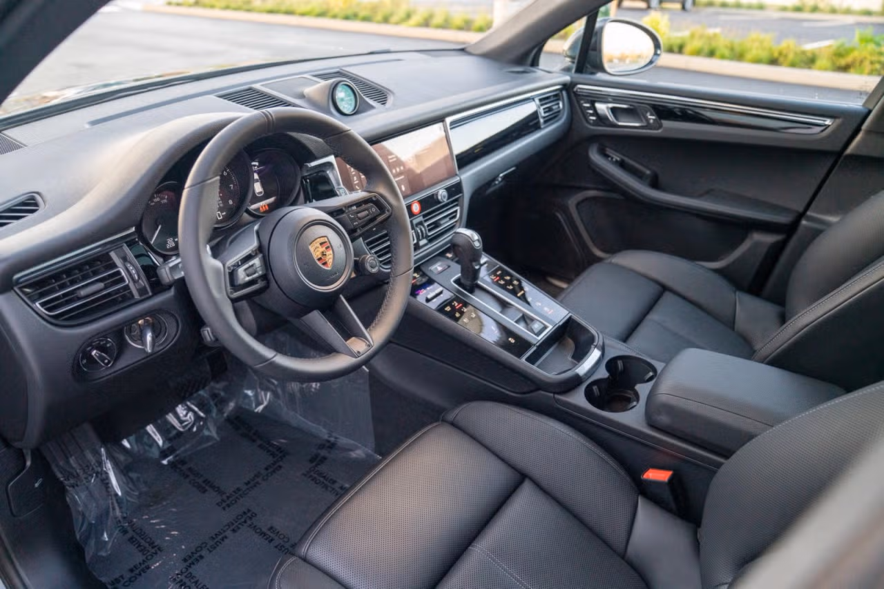 2026 Porsche Macan - Photo 36