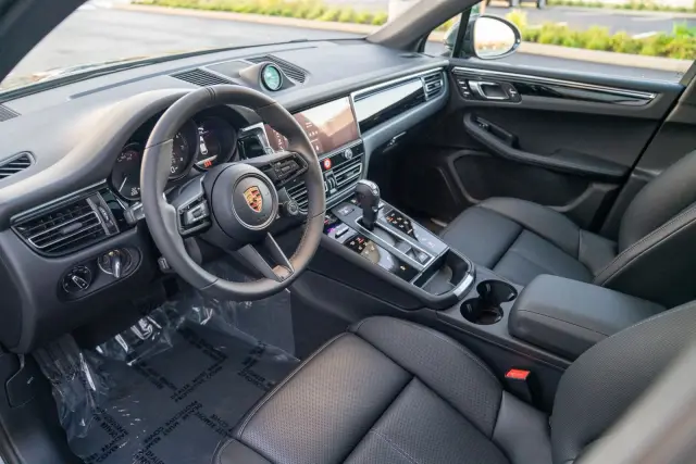 2026 Porsche Macan - Photo 38