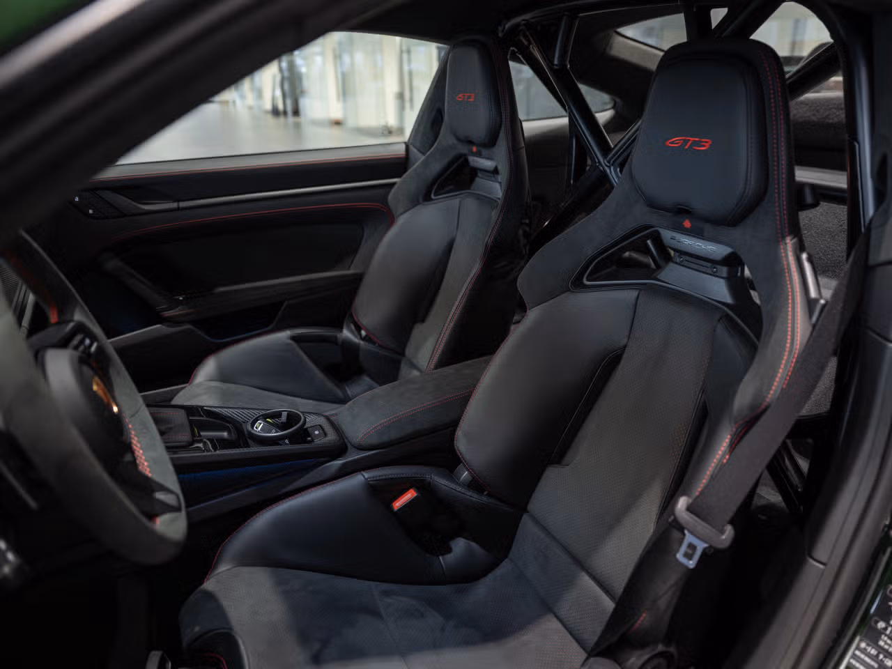 Visualizza 2026 Porsche 911 GT3, Interno, Interni con finiture in pelle/Race-Tex estese nere con colore a contrasto rosso India, 5 nella galleria
