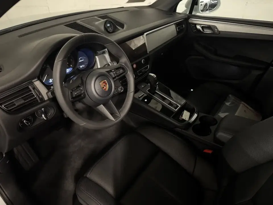 2026 Porsche Macan - Photo 31