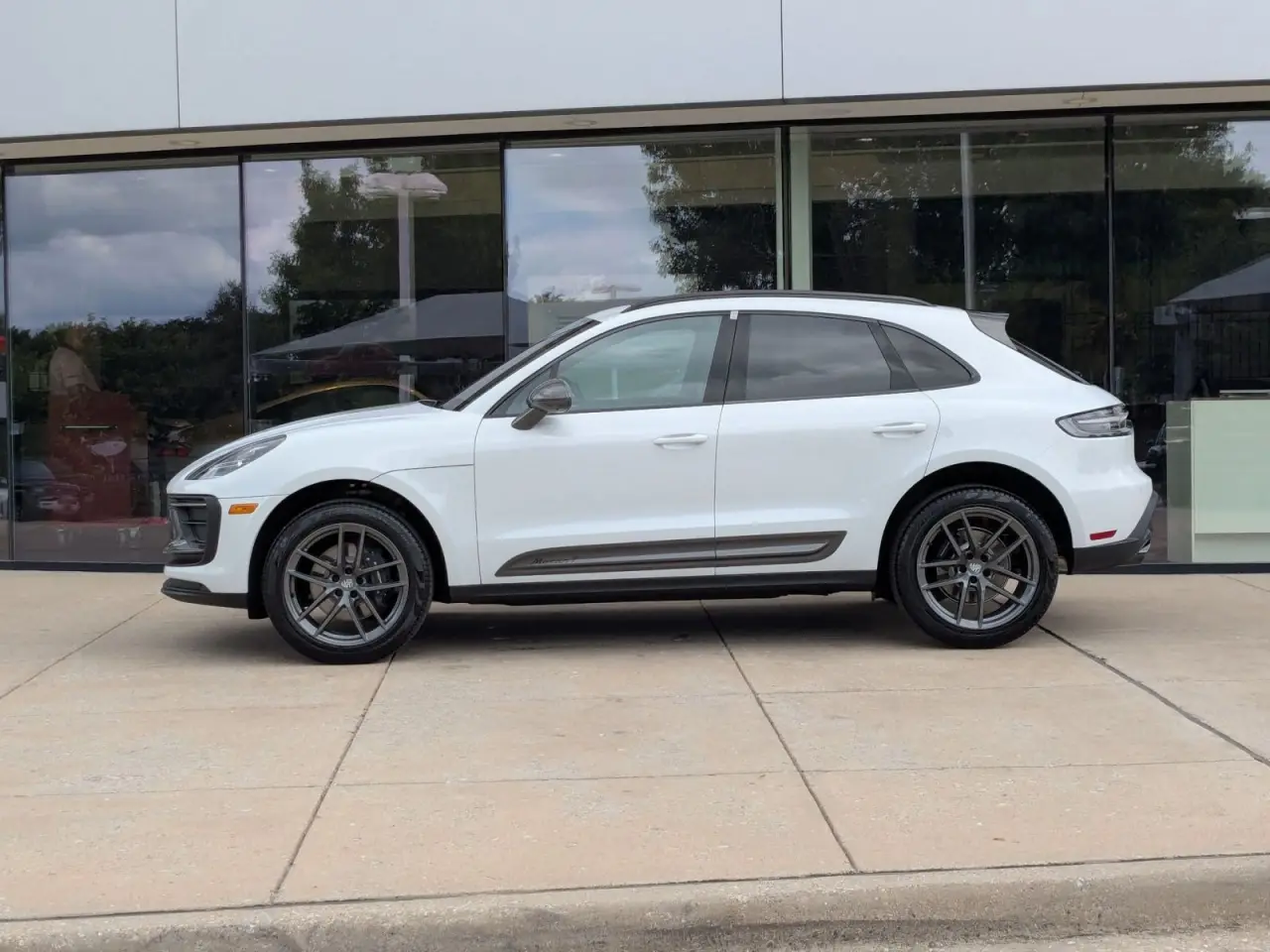 2026 Porsche Macan T - Photo 16