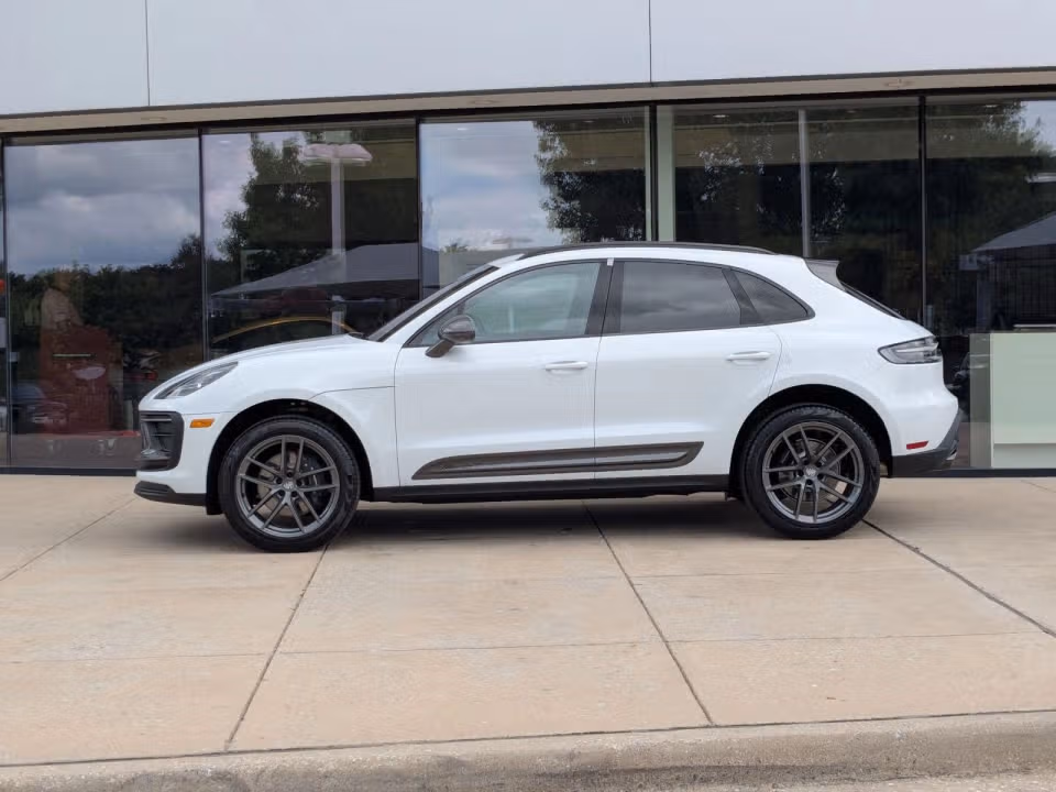 2026 Porsche Macan T - Photo 11