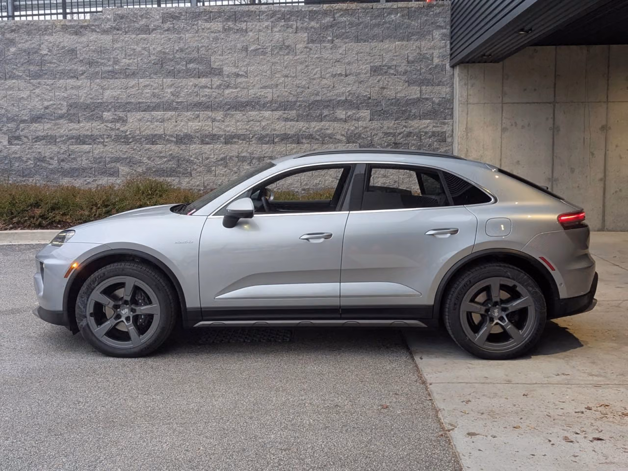 2025 Porsche Macan Base - Photo 12