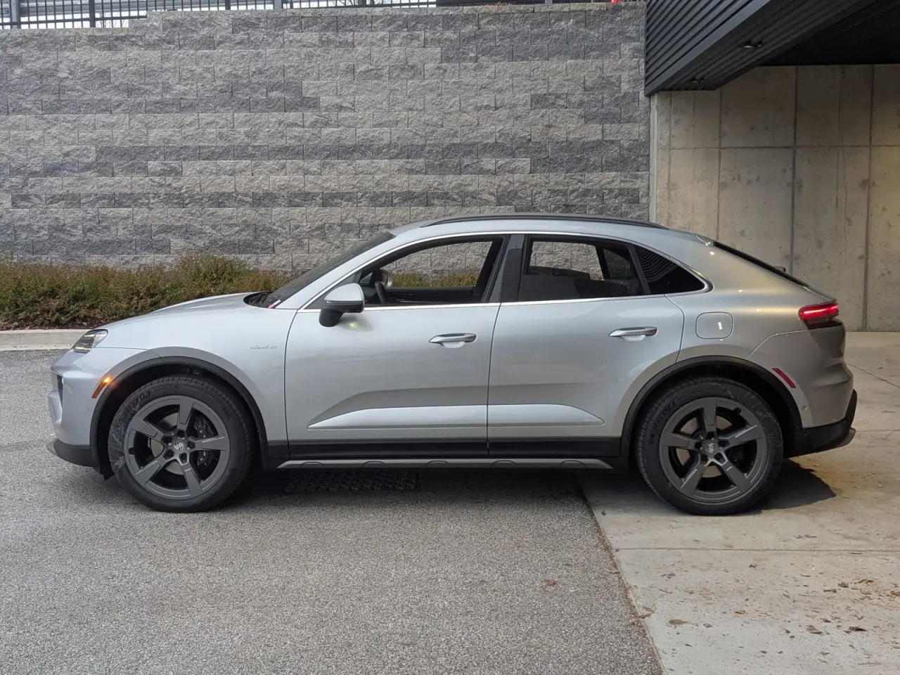 2025 Porsche Macan Base - Photo 16