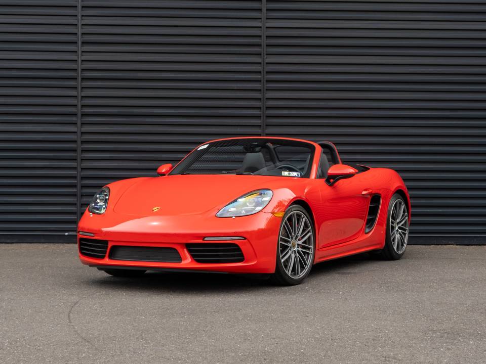 Buy a new or used Porsche 718 Boxster