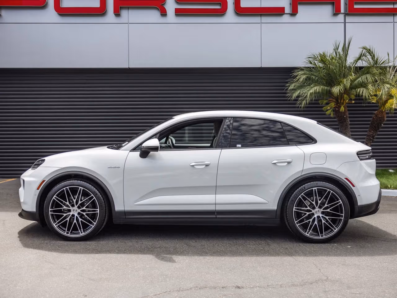 2025 Porsche Macan Base - Photo 12