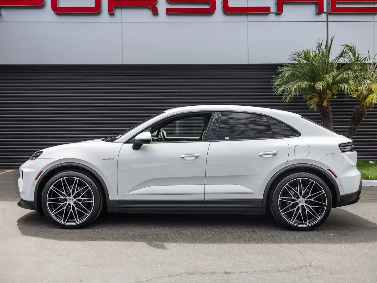 2025 Porsche Macan Base - Photo 16