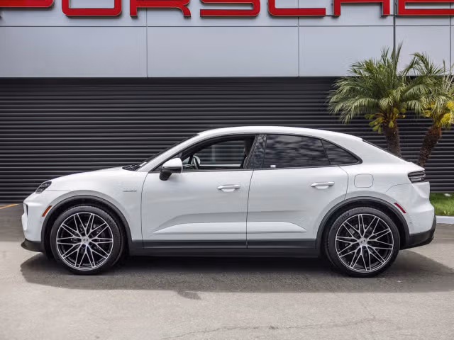 2025 Porsche Macan Base - Photo 10