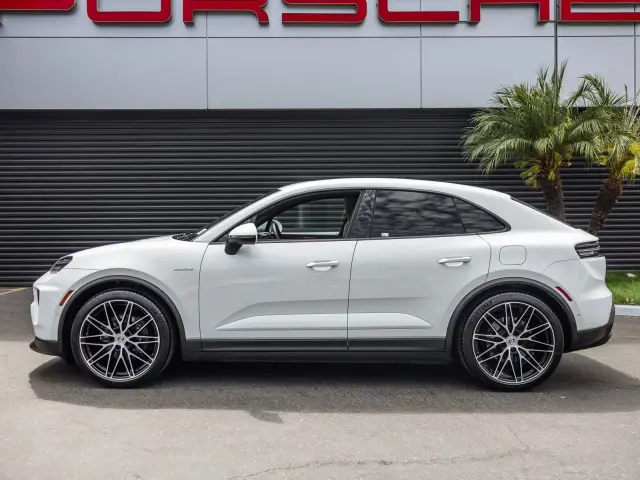 2025 Porsche Macan Base - Photo 14