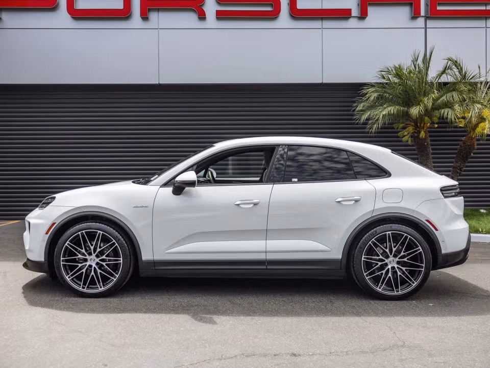 2025 Porsche Macan Base - Photo 11