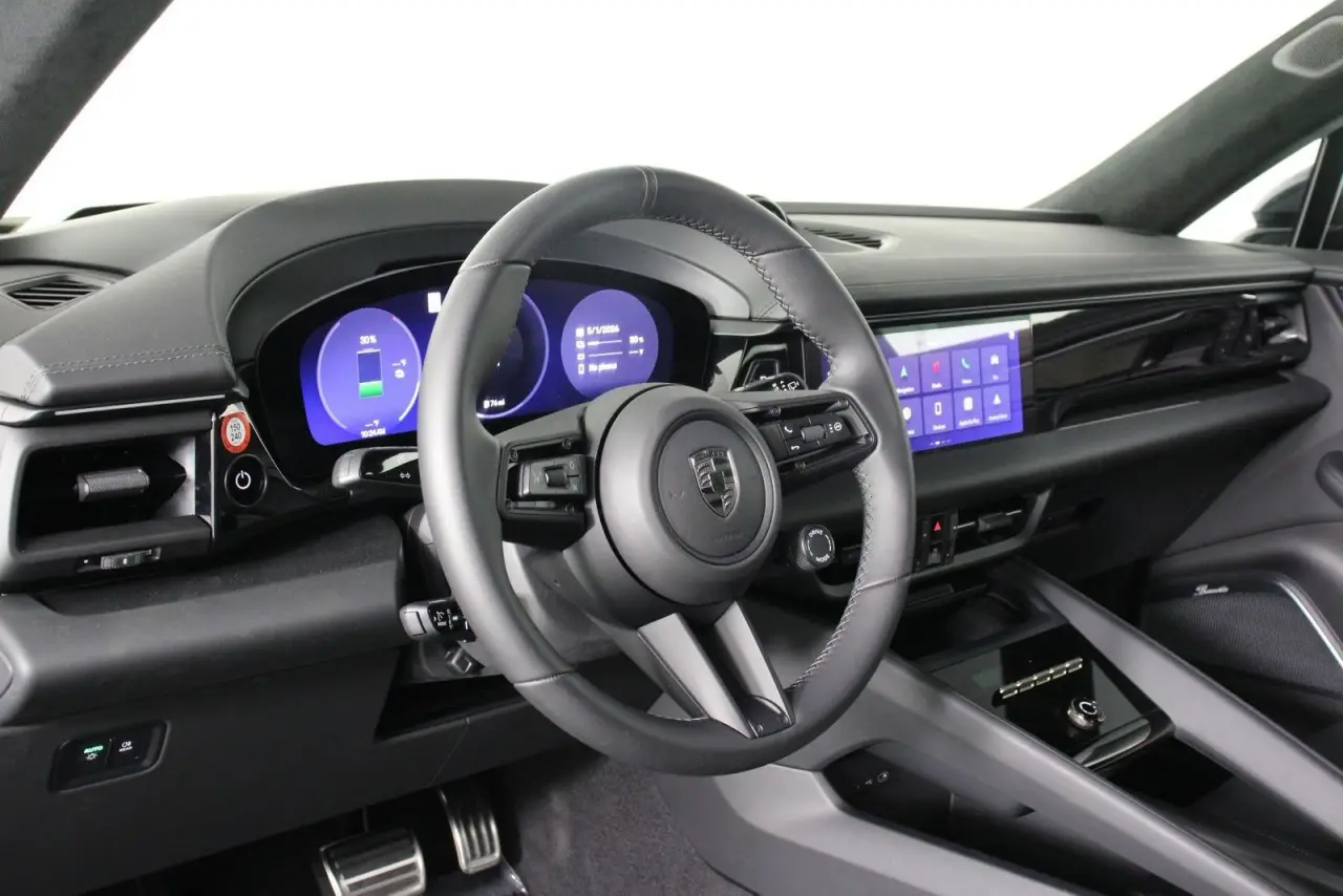 2025 Porsche Macan Turbo Electric - Photo 32