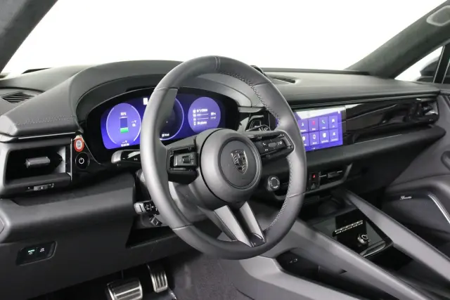 2025 Porsche Macan Turbo Electric - Photo 30
