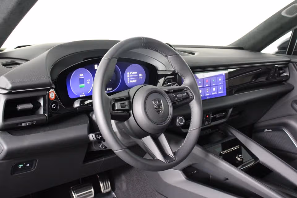 2025 Porsche Macan Turbo Electric - Photo 27