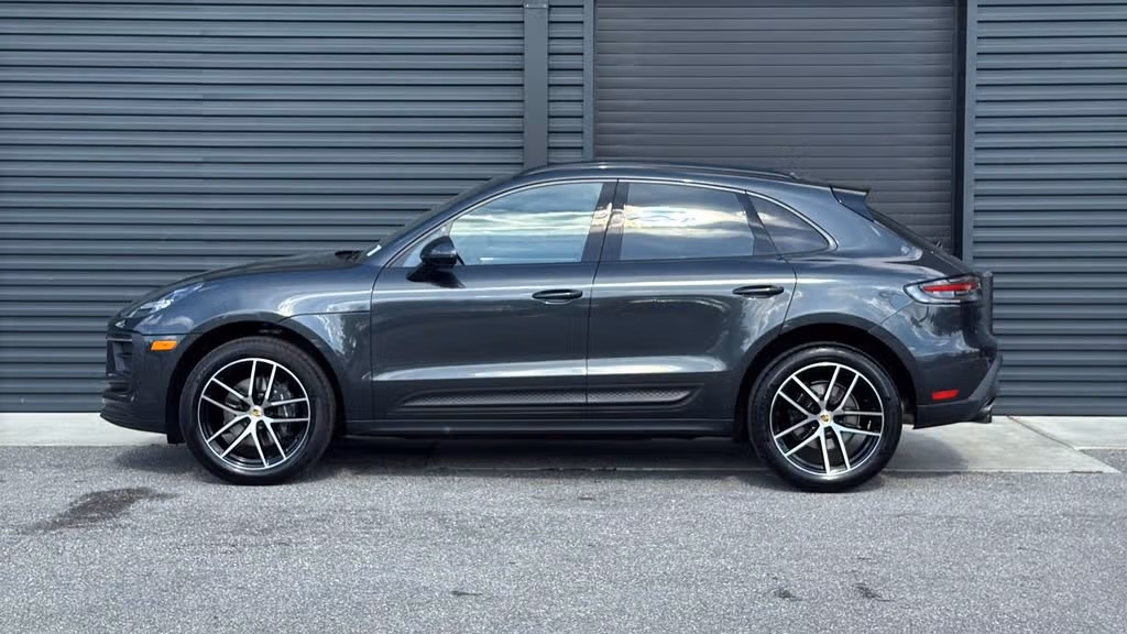 2025 Porsche Macan - Photo 12