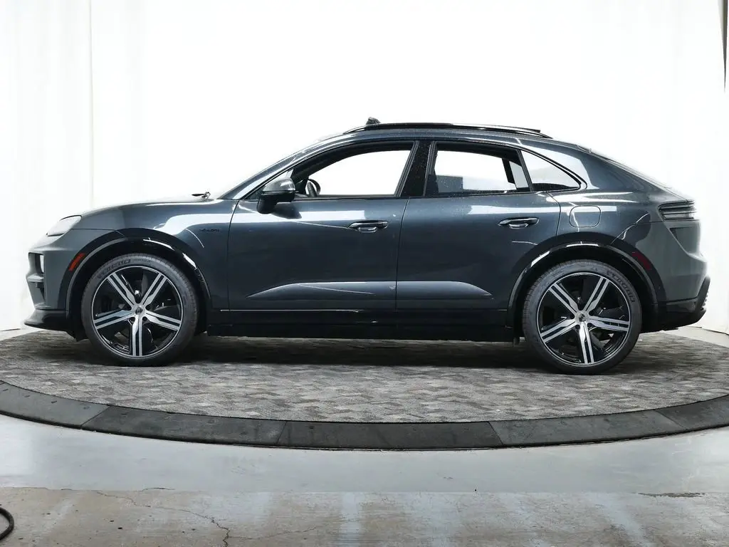 2025 Porsche Macan Turbo Electric - Photo 16