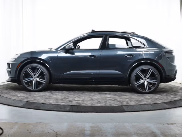 2025 Porsche Macan Turbo Electric - Photo 10
