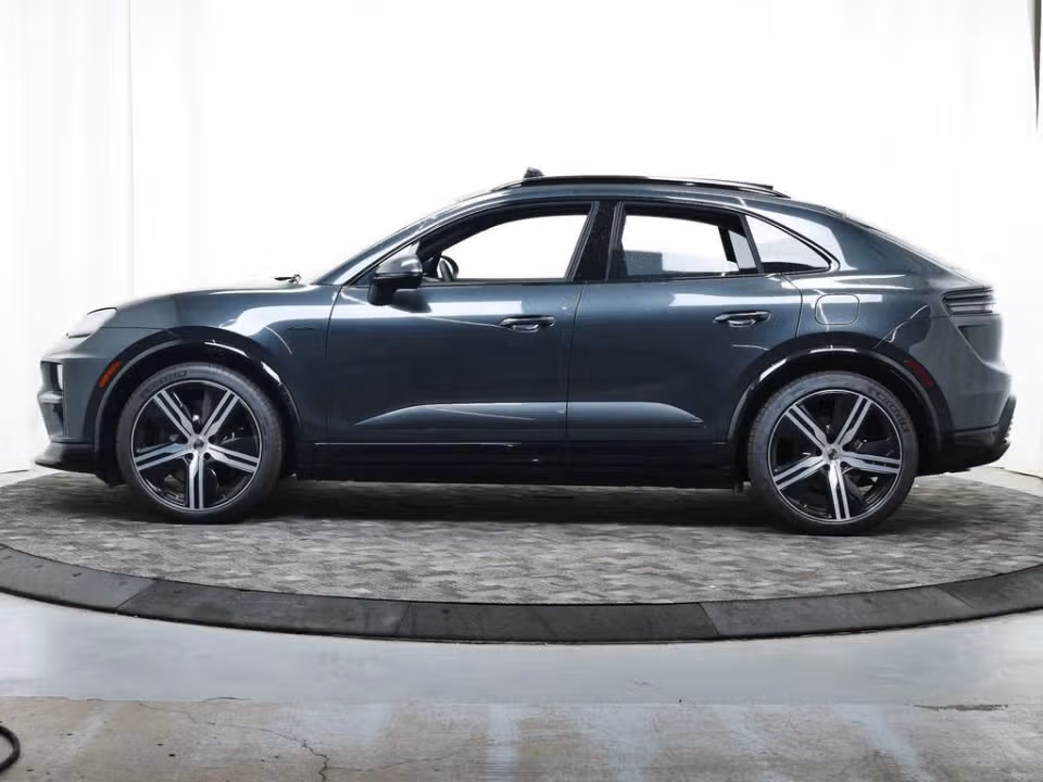 2025 Porsche Macan Turbo Electric - Photo 11