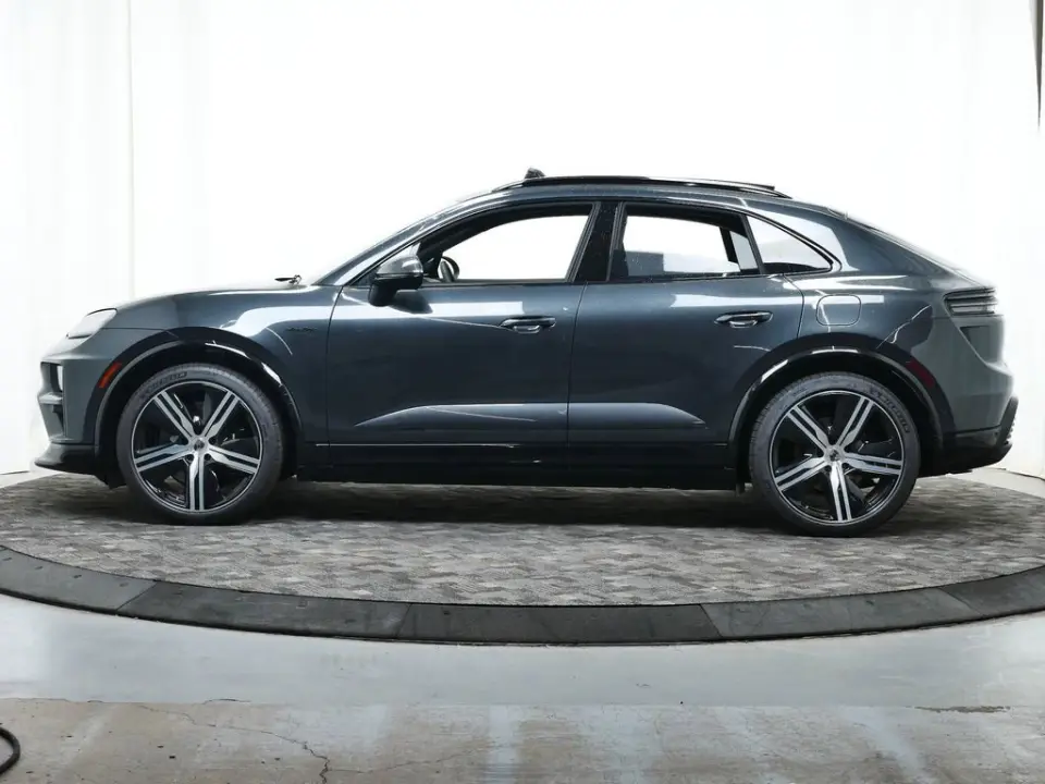 2025 Porsche Macan Turbo Electric - Photo 15