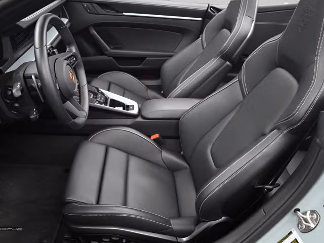2025 Porsche 911 - Photo 34