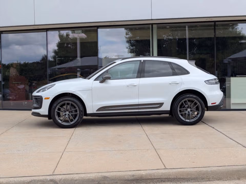 2026 Porsche Macan T - Photo 11