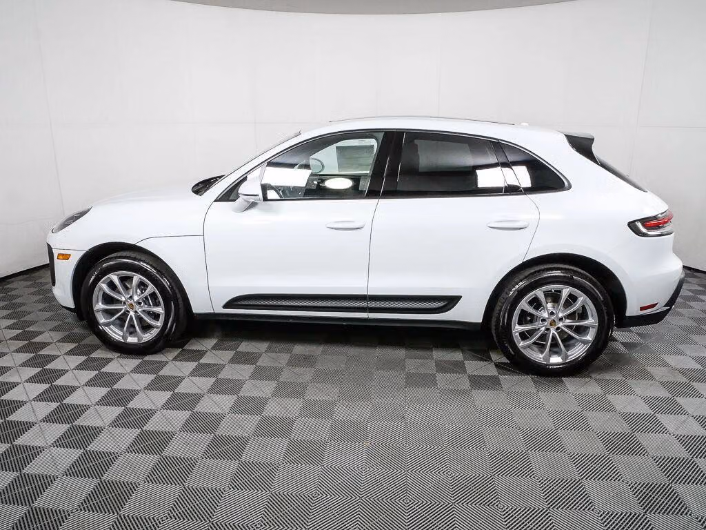 2026 Porsche Macan T - Photo 12