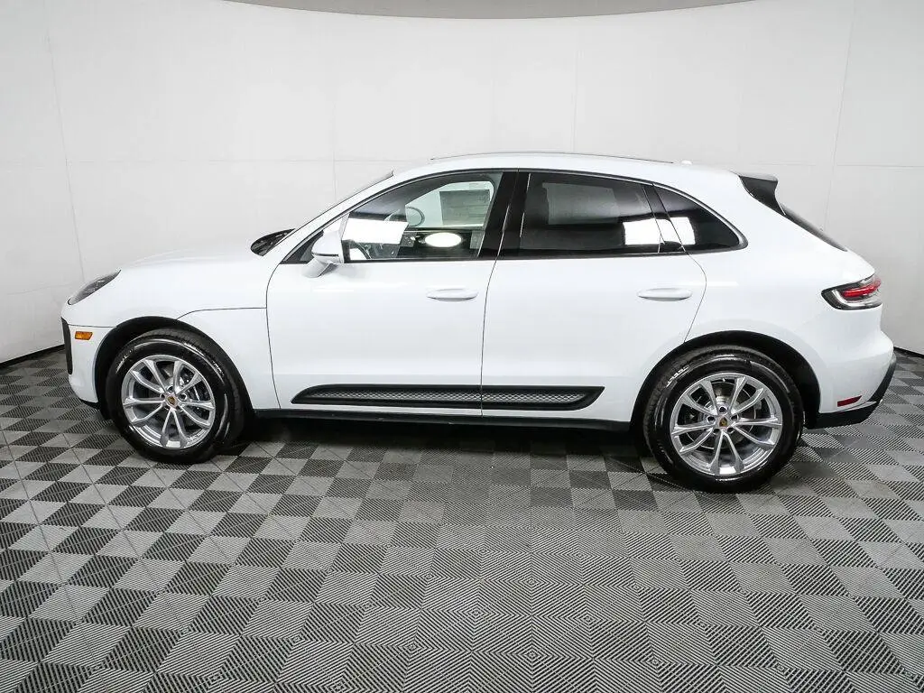 2026 Porsche Macan T - Photo 16