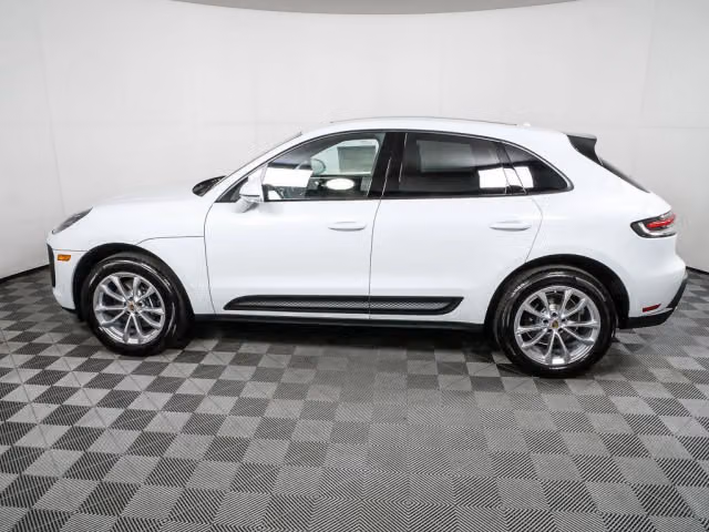 2026 Porsche Macan T - Photo 10