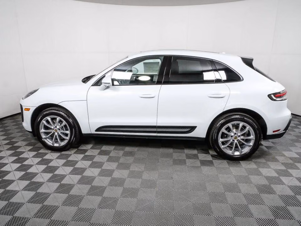 2026 Porsche Macan T - Photo 11
